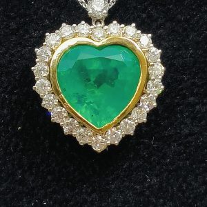 Collier avec pendentif en émeraude en forme de coeur.